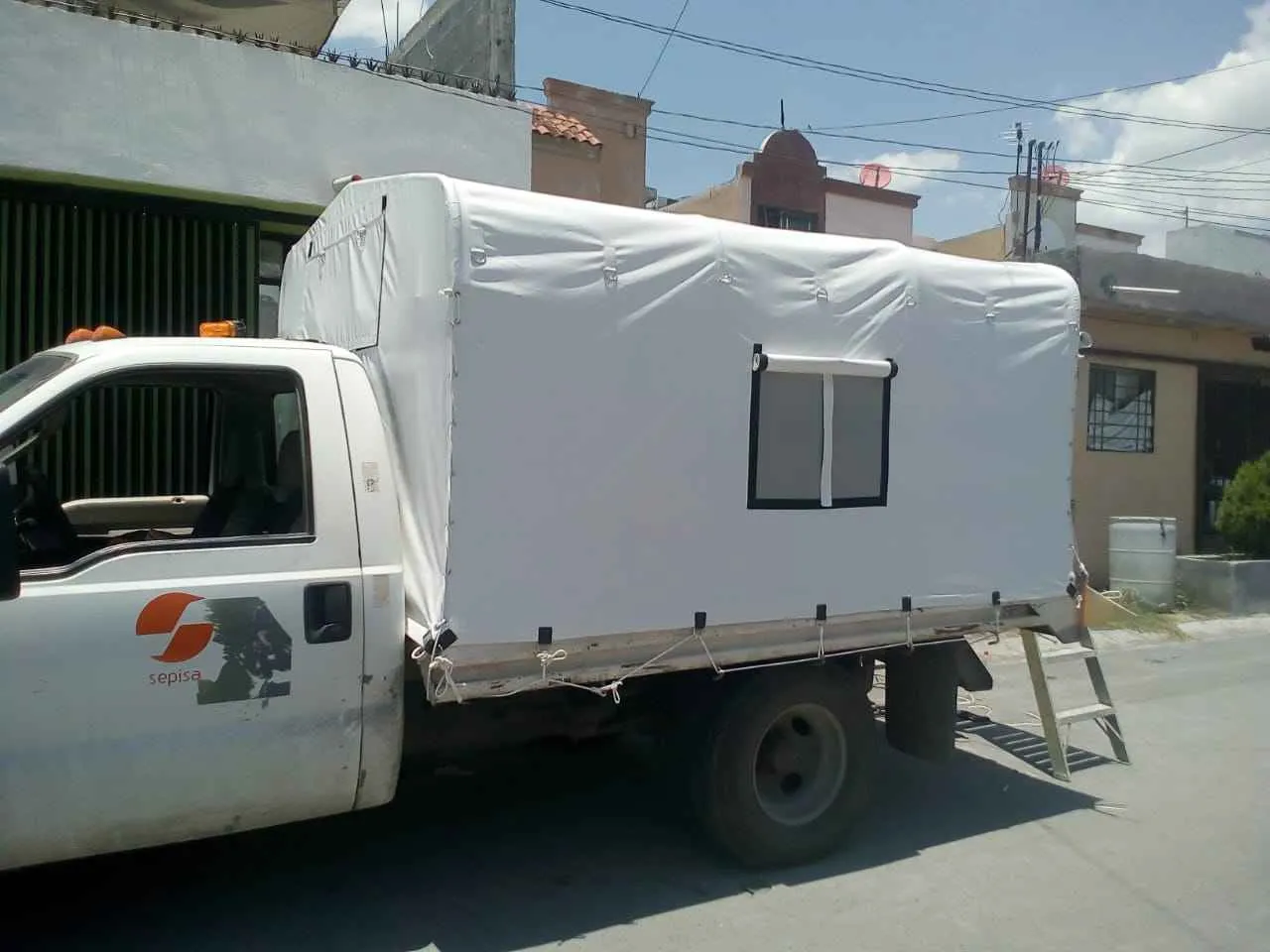 Estructura con malla sombra instalada en exterior